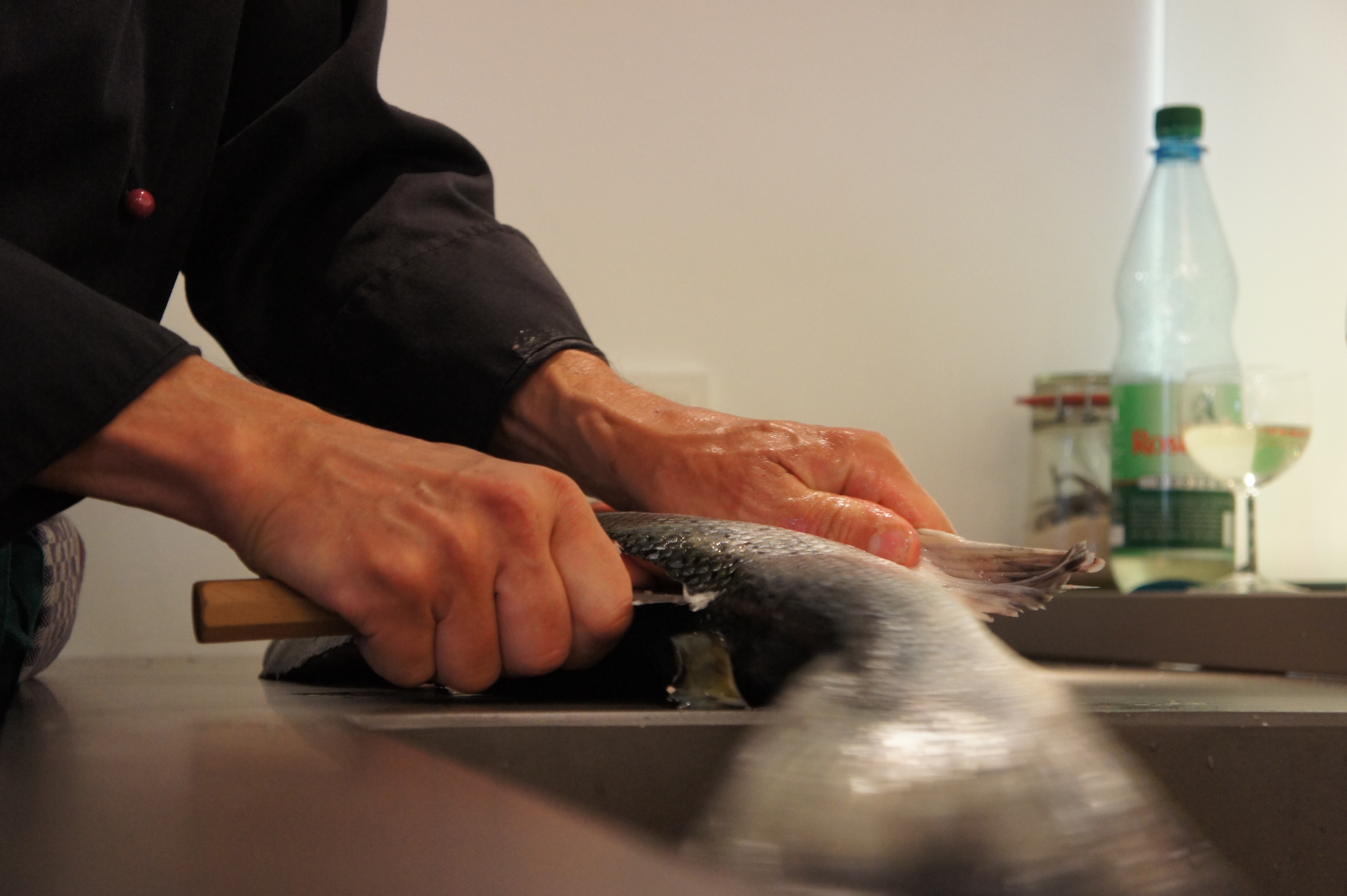 Genussmoment am qookingtable – frischer Fisch wird filetiert